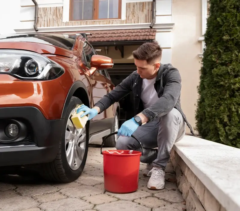 Lavage auto à domicile Saint-Privat-d'Allier : professionnel intervenant sur un véhicule